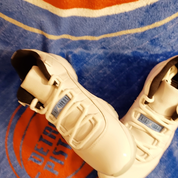 South Carolina Jordan 11 Size 9 (NEVER BEEN WORN BRAND NEW) - Picture 3 of 5